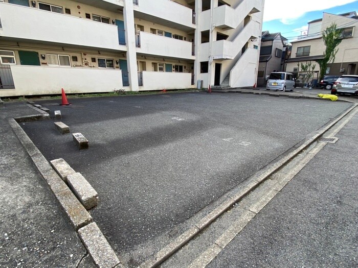 物件外観写真2　(駐車場)