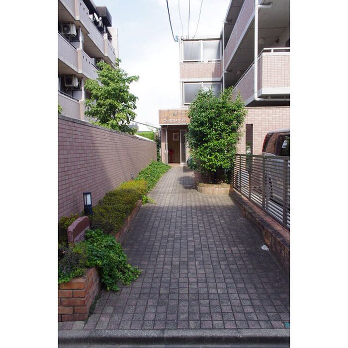 物件外観写真4　(エントランス部分)