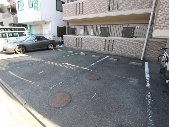 物件外観写真2　(駐車場)