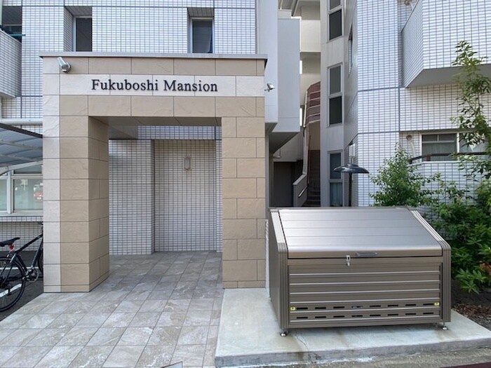 物件外観写真3　(エントランス部分)