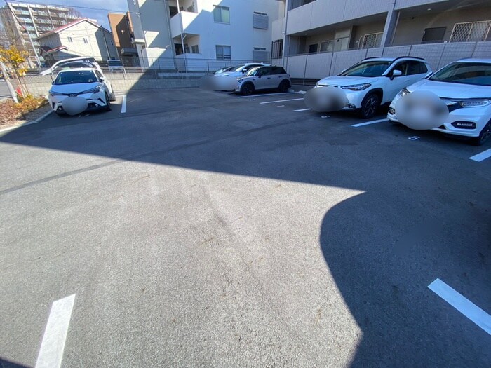 物件外観写真4　(駐車場)
