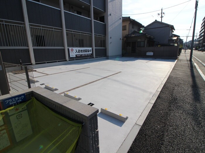 物件外観写真6　(駐車場)