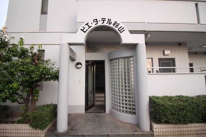 物件外観写真4　(エントランス部分)