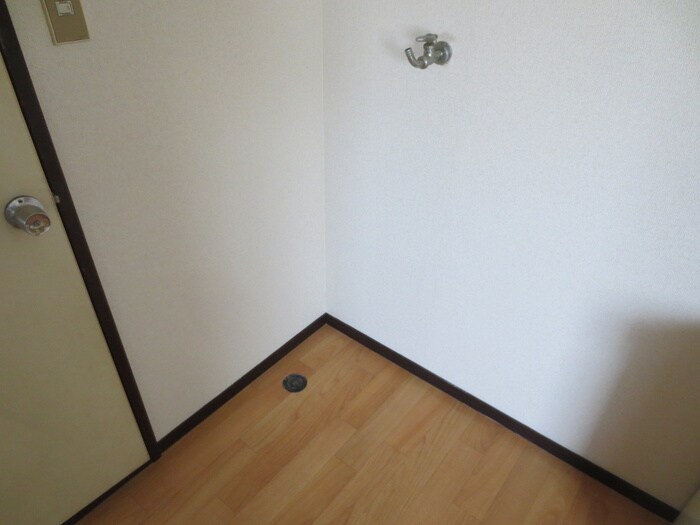 物件内観写真11　(洗濯機置場)