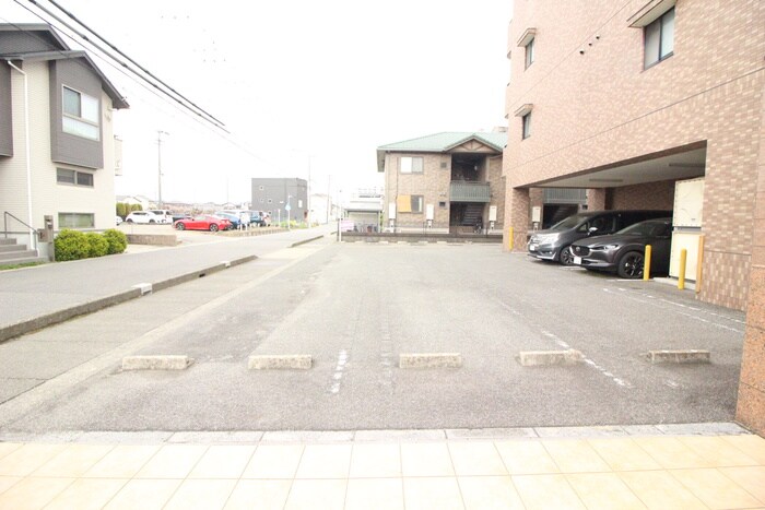 物件外観写真3　(駐車場)