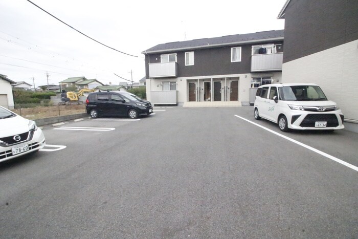 物件外観写真3　(駐車場)