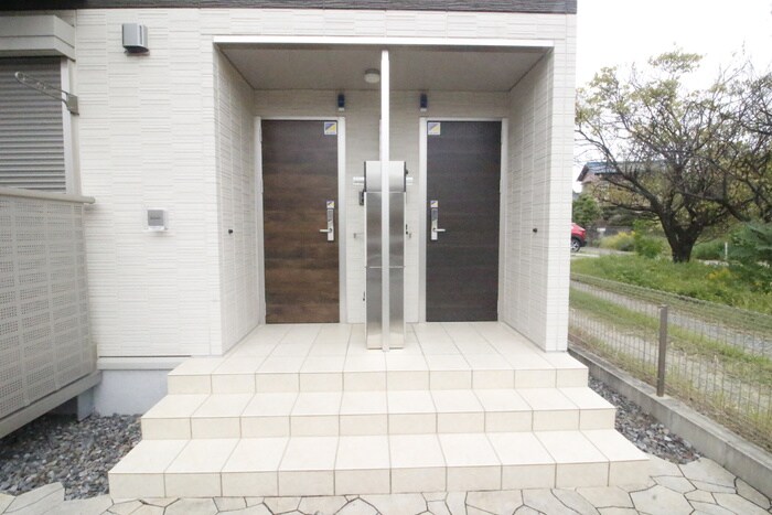 物件外観写真6　(エントランス部分)