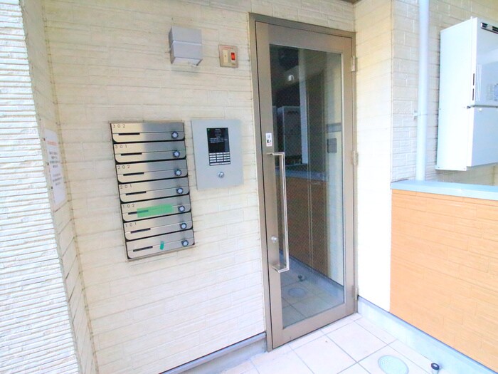 物件外観写真2　(エントランス部分)