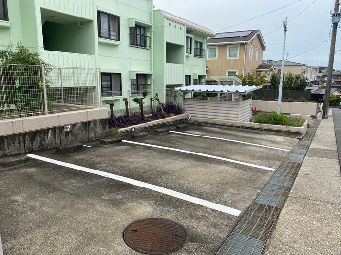 物件外観写真6　(駐車場)