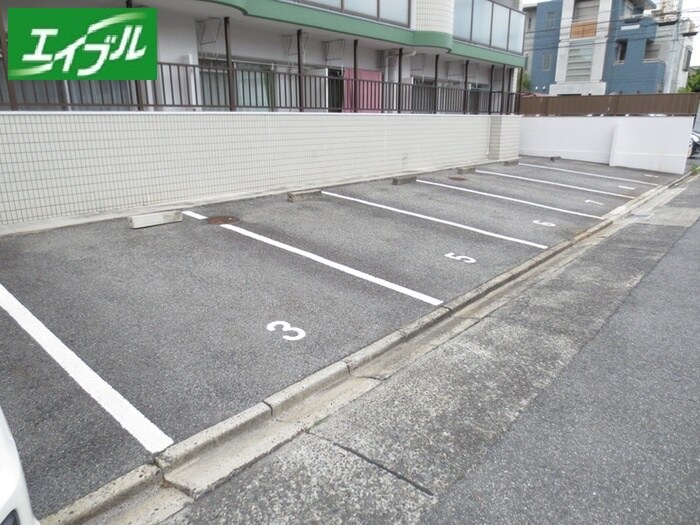 物件外観写真6　(駐車場)