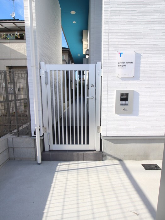 物件外観写真3　(エントランス部分)