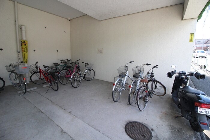 物件外観写真4　(駐輪場)
