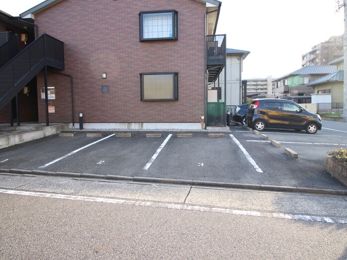 物件外観写真5　(駐車場)