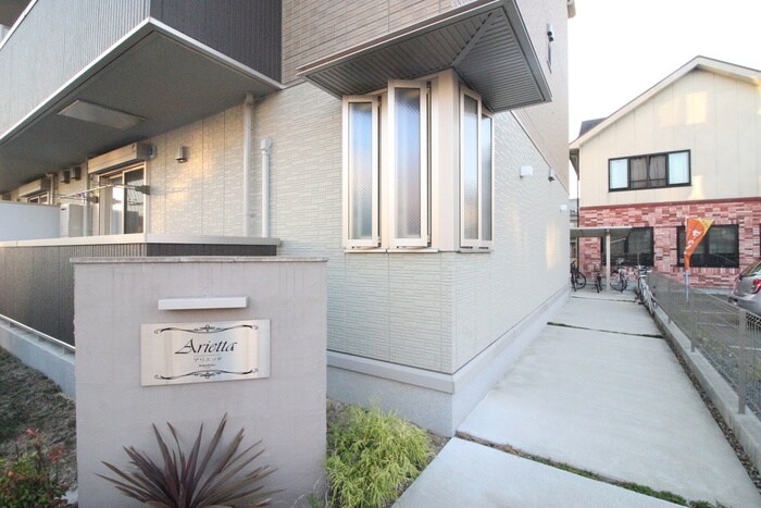 物件外観写真3　(エントランス部分)