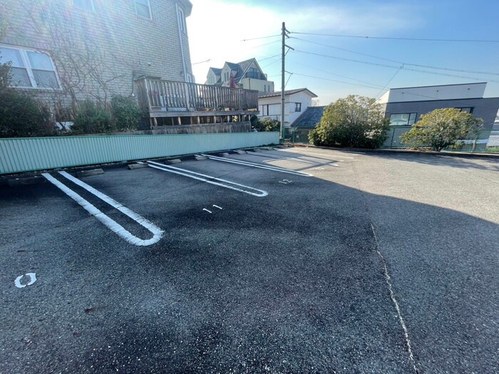 物件外観写真4　(駐車場)
