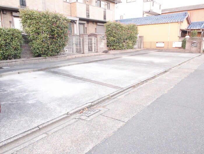物件外観写真4　(駐車場)