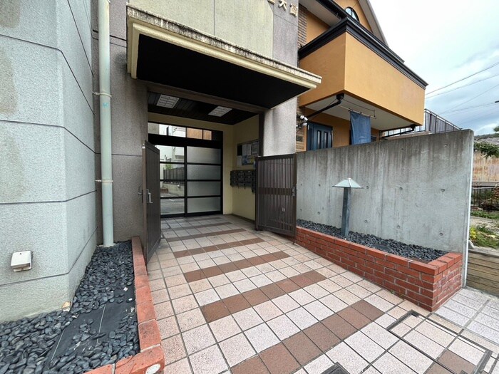 物件外観写真6　(エントランス部分)