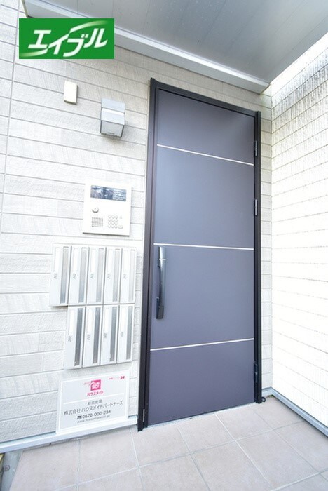 物件外観写真3　(エントランス部分)