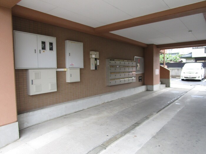 物件外観写真4　(エントランス部分)