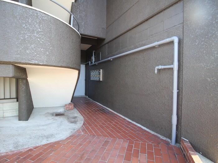 物件外観写真3　(エントランス部分)