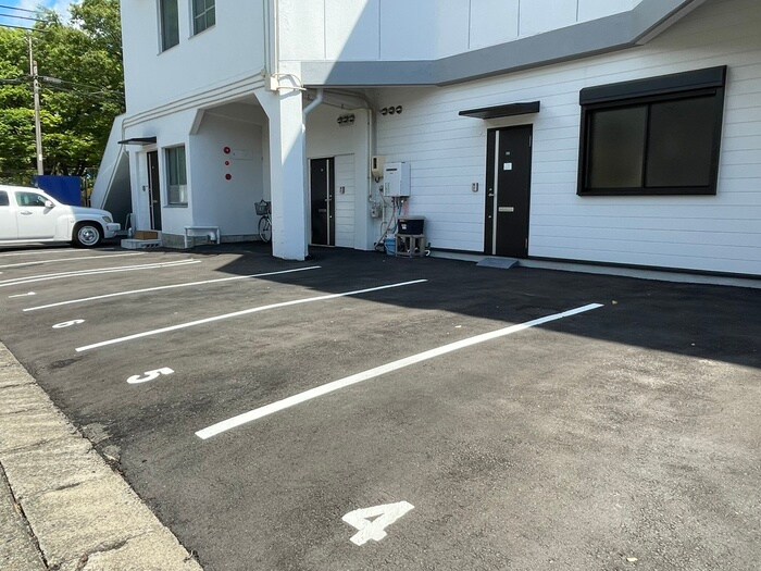 物件外観写真2　(駐車場)