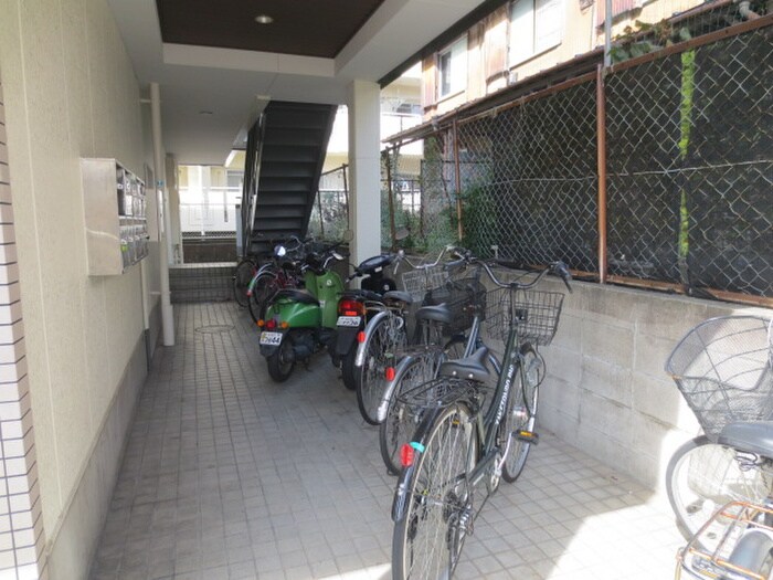 物件外観写真4　(駐輪場)
