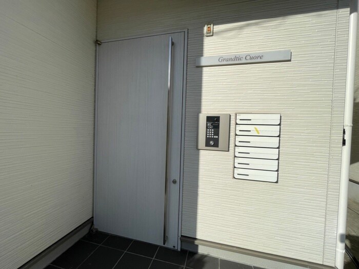 物件外観写真6　(エントランス部分)