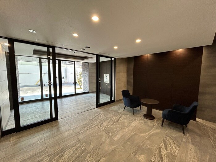 物件外観写真2　(エントランス部分)