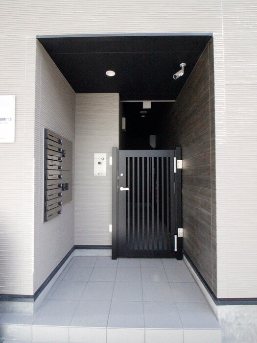 物件外観写真3　(エントランス部分)