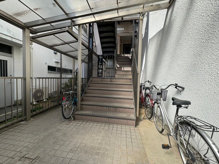 物件外観写真2　(エントランス部分)