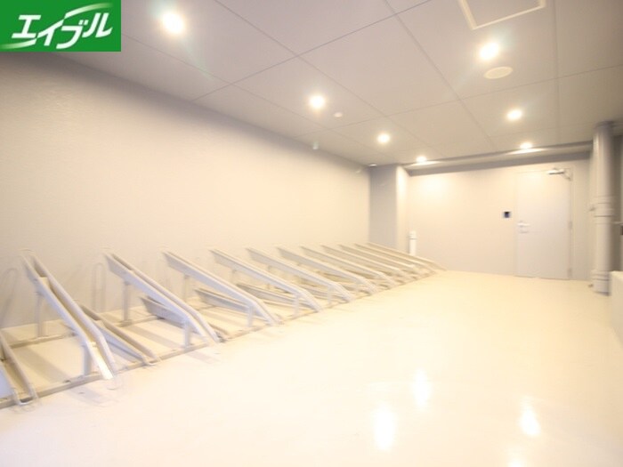 物件外観写真2　(駐輪場)