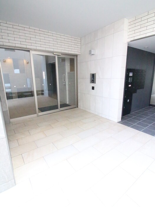 物件外観写真4　(エントランス部分)