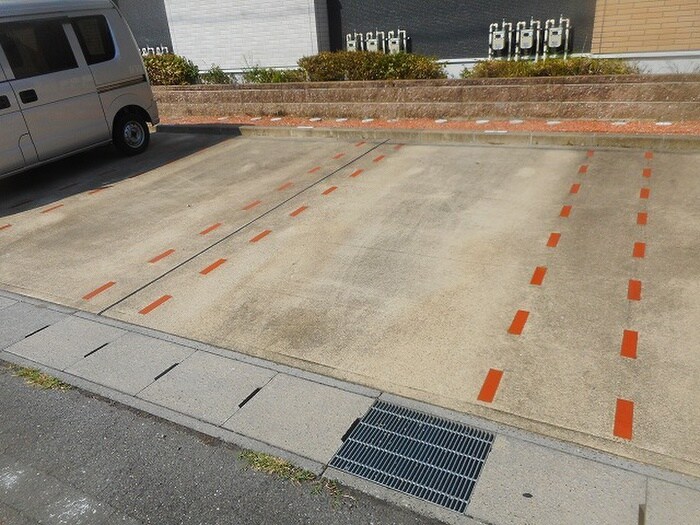物件外観写真2　(駐車場)