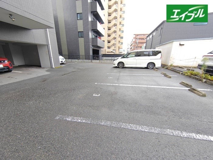 物件外観写真3　(駐車場)