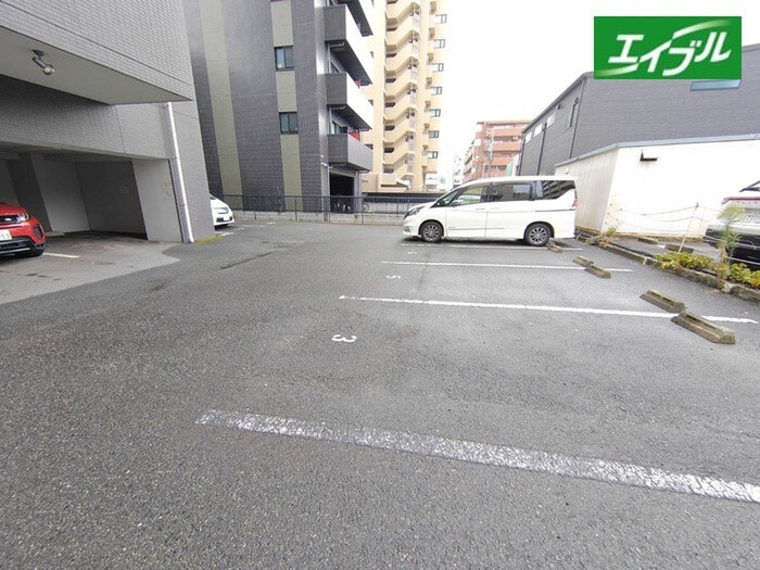 物件外観写真3　(駐車場)