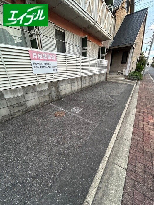 物件外観写真6　(駐車場)