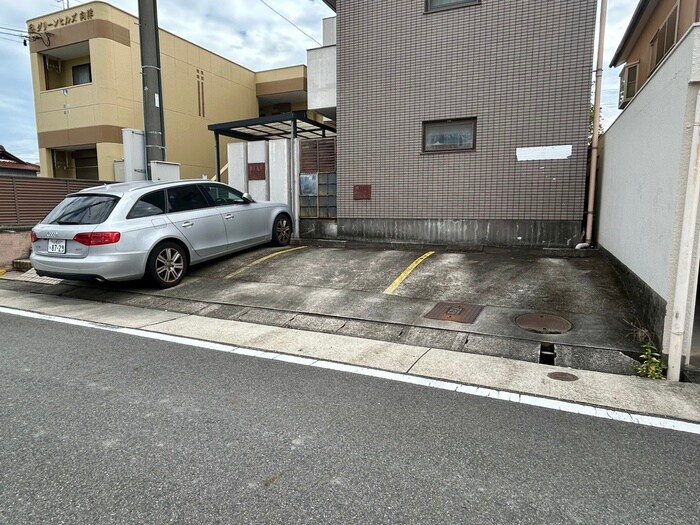 物件外観写真5　(駐車場)