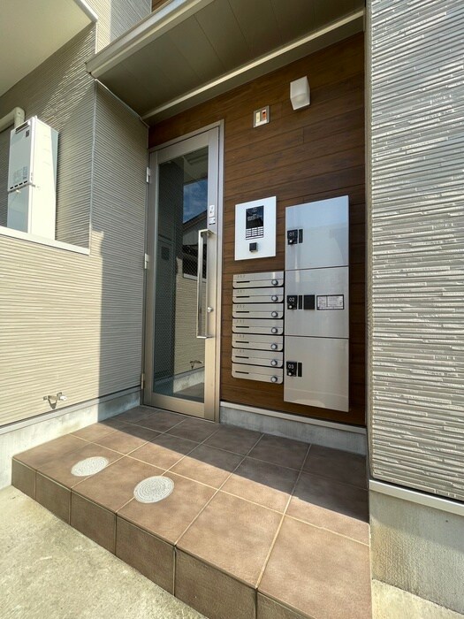 物件外観写真4　(エントランス部分)