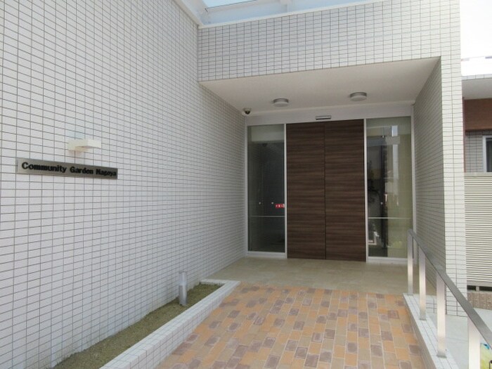 物件外観写真6　(エントランス部分)