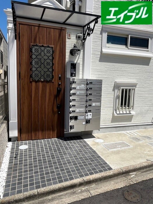 物件外観写真3　(エントランス部分)