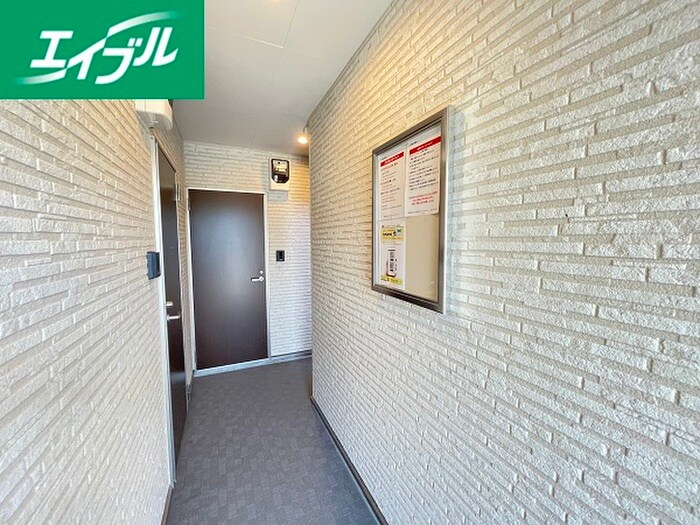 物件外観写真6　(エントランス部分)