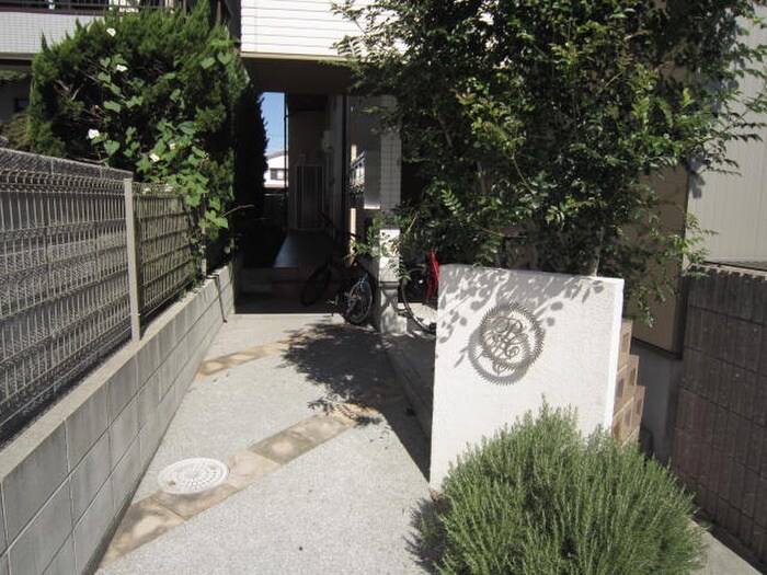 物件外観写真3　(エントランス部分)