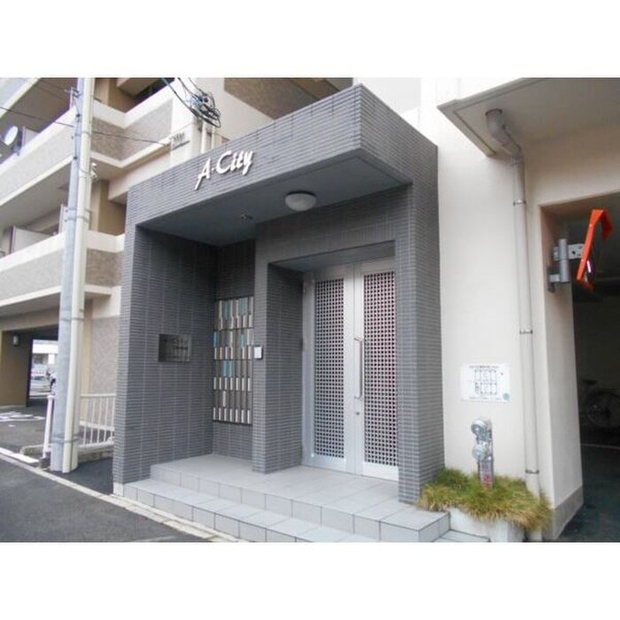 物件外観写真3　(エントランス部分)