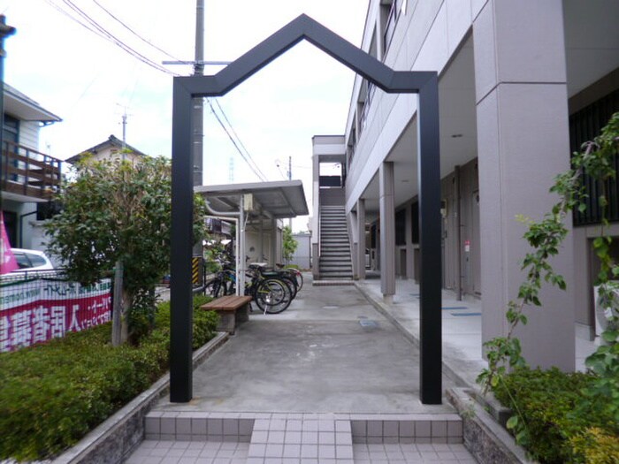 物件外観写真3　(エントランス部分)