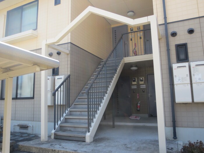 物件外観写真3　(エントランス部分)