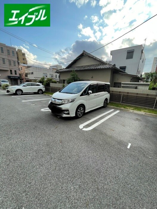 物件外観写真5　(駐車場)
