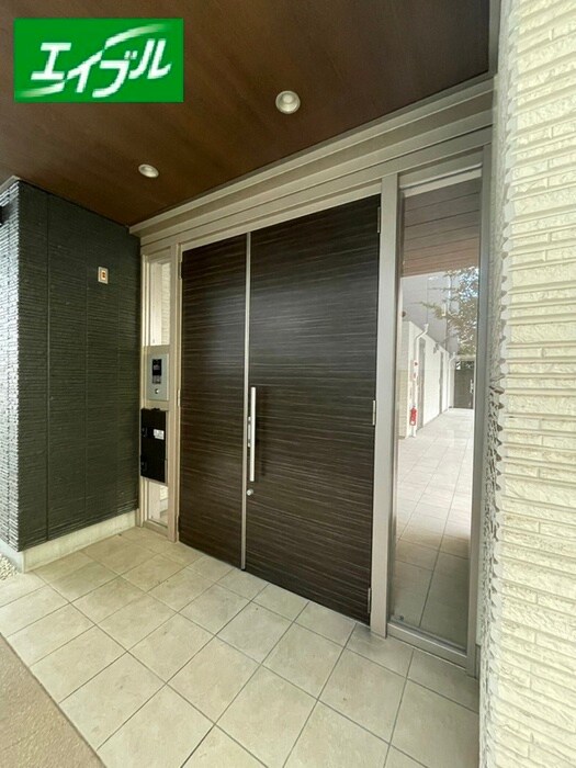 物件外観写真6　(エントランス部分)