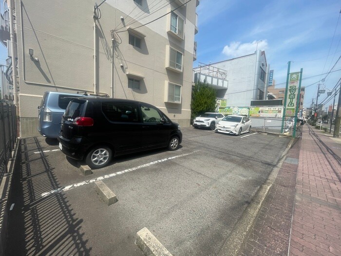物件外観写真4　(駐車場)
