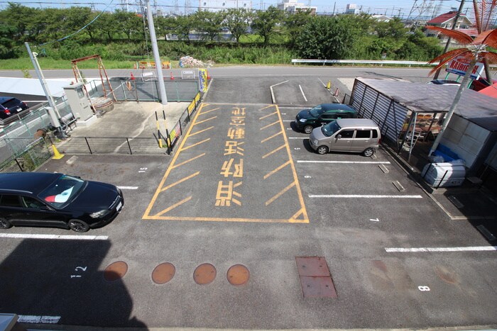 物件外観写真2　(駐車場)