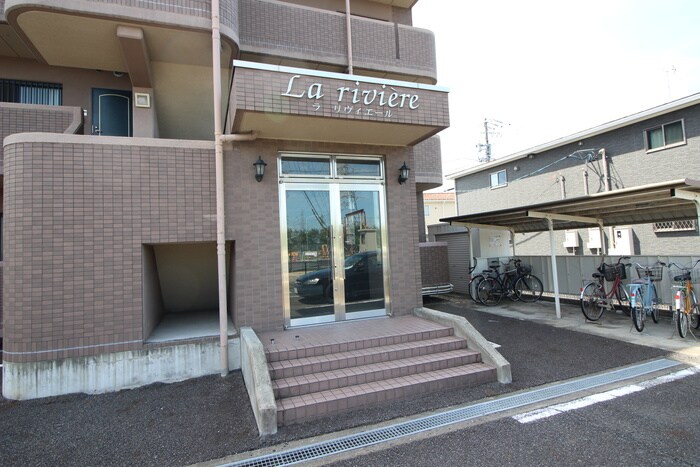 物件外観写真4　(エントランス部分)